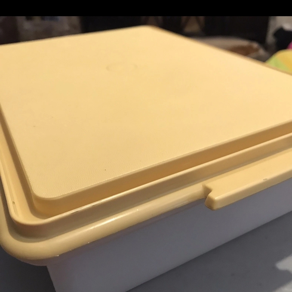 Vintage Tupperware Yellow 13.5"x9.5"x3" Sheet Cake Cupcake Tray Container